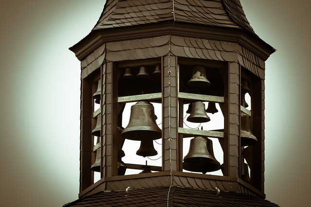 Ökumenisches Glockenläuten als Zeichen der Solidarität