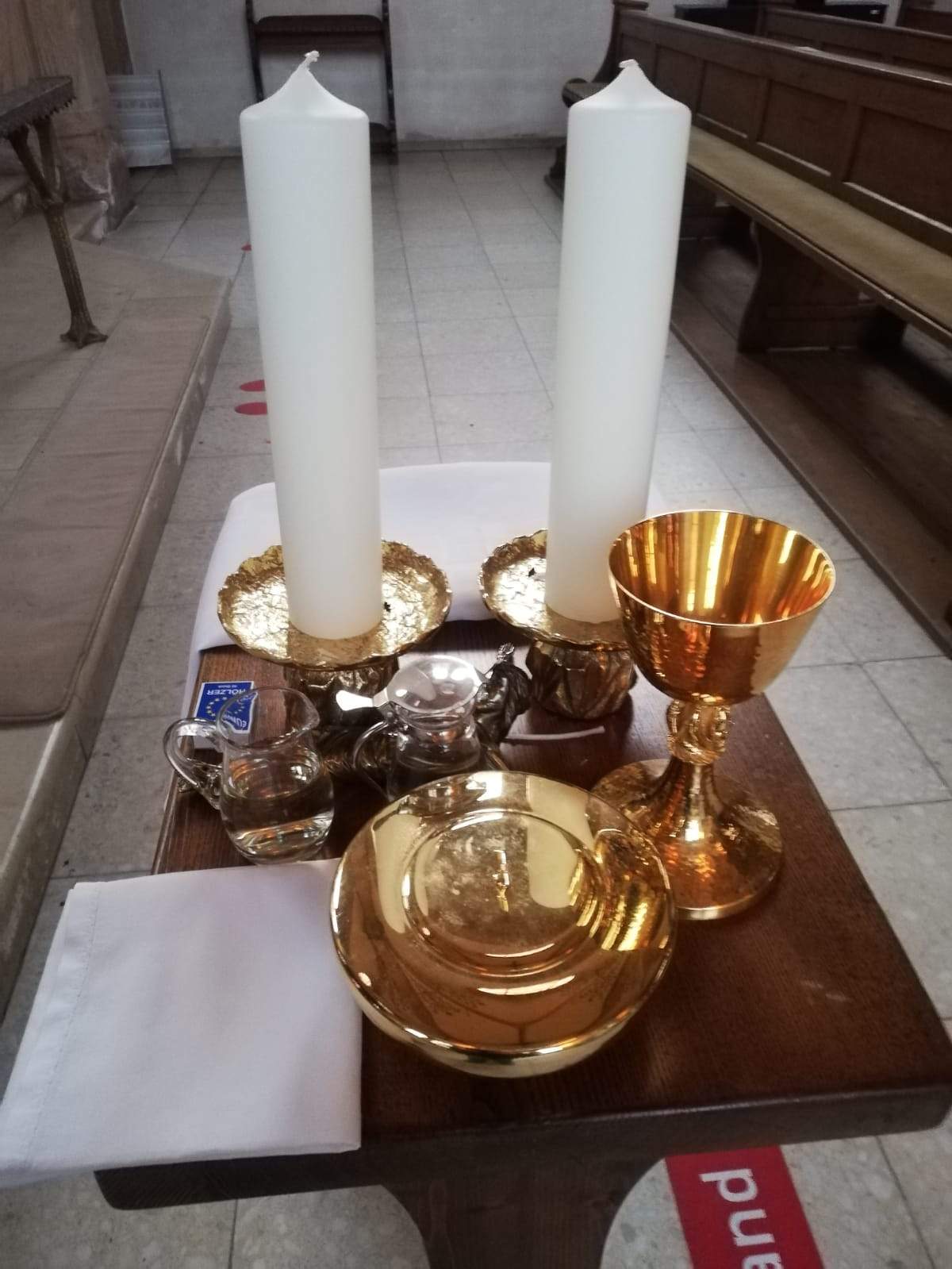 Erstkommunionkinder decken den Altar