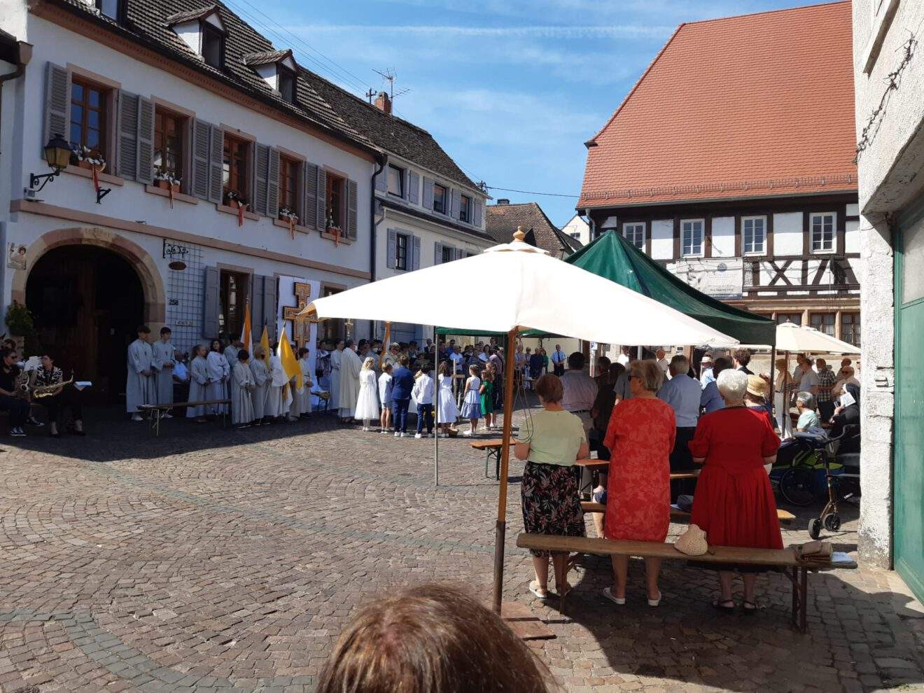 Altäre, Fahnen, Blumenteppich und Blumenschmuck zu Fronleichnam – Pfarrfest und Reunion - Fotos gesucht