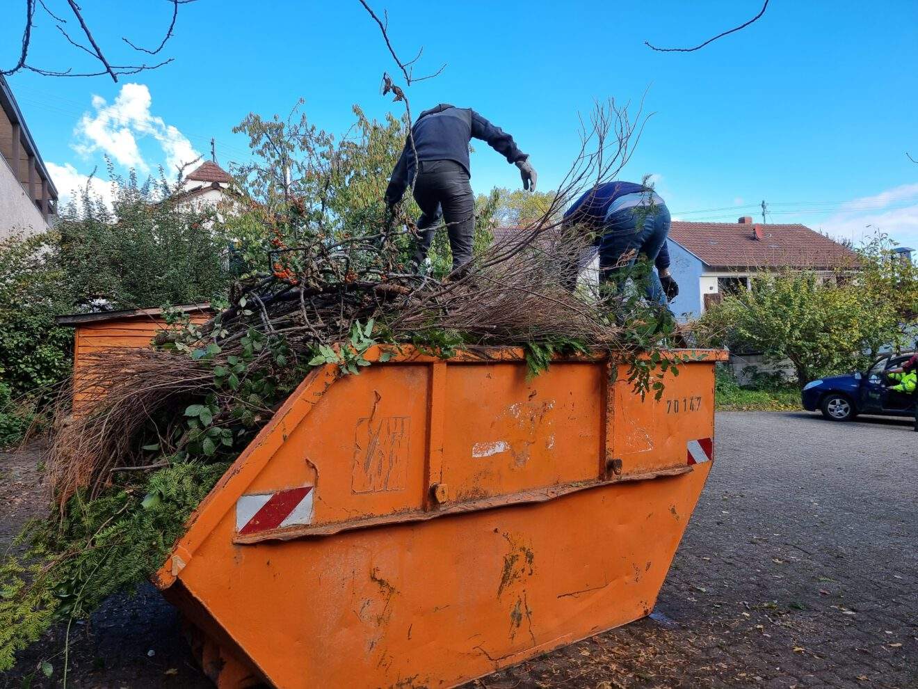 Arbeitseinsatz für die Kita St. Pius - Außengelände der Interimskita wurde aufgehübscht