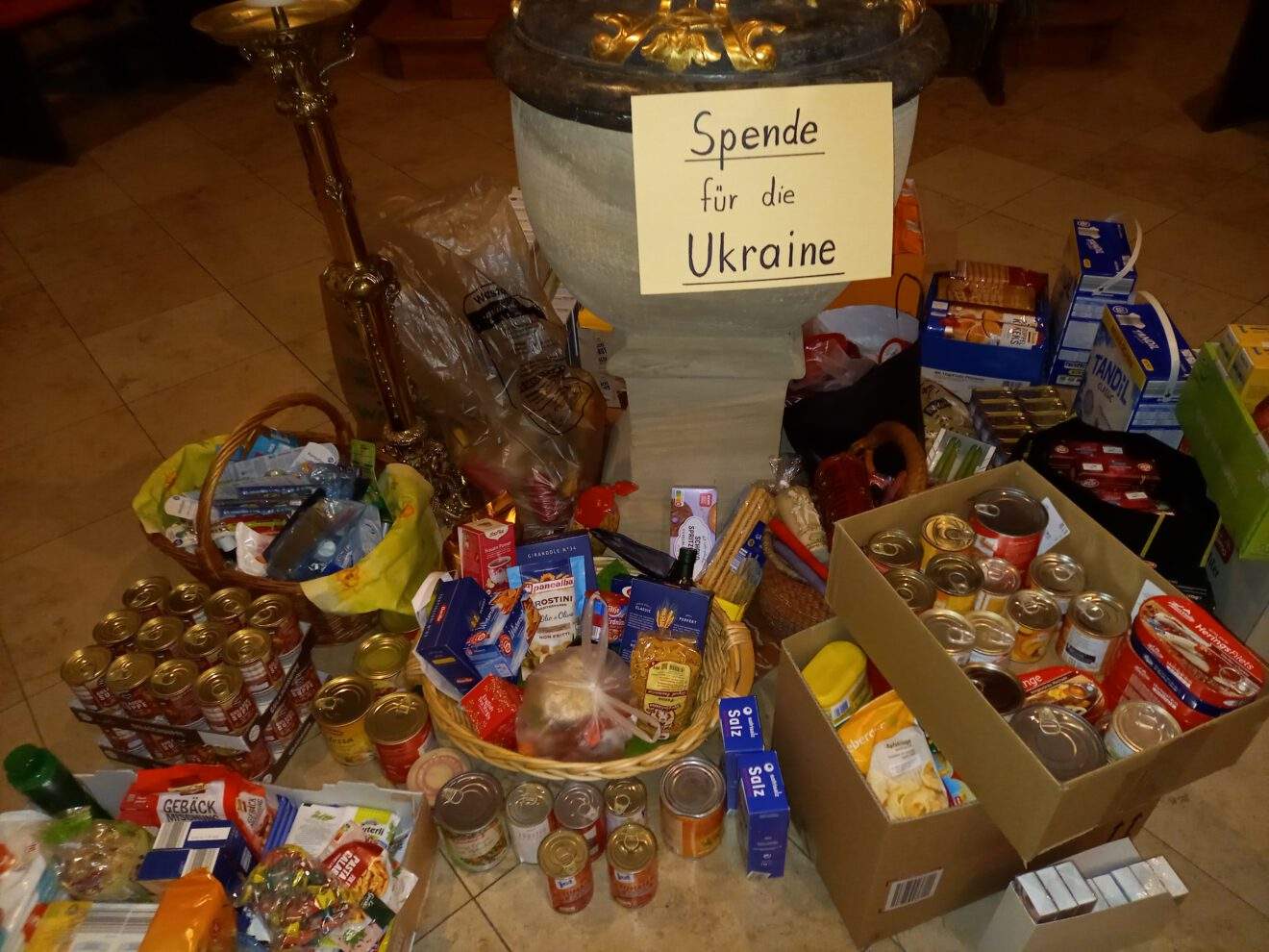 Gemeinde St. Peter und Paul &amp; Kloster Neustadt sammeln Lebensmittelspenden für die Menschen in der Ukraine