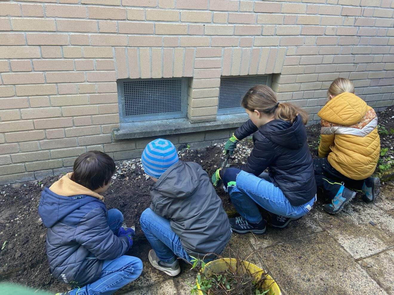 Kommunionkinder und Messdiener von St. Pius und St. Jakobus packen mit an - die Kirche wird wieder „grün“