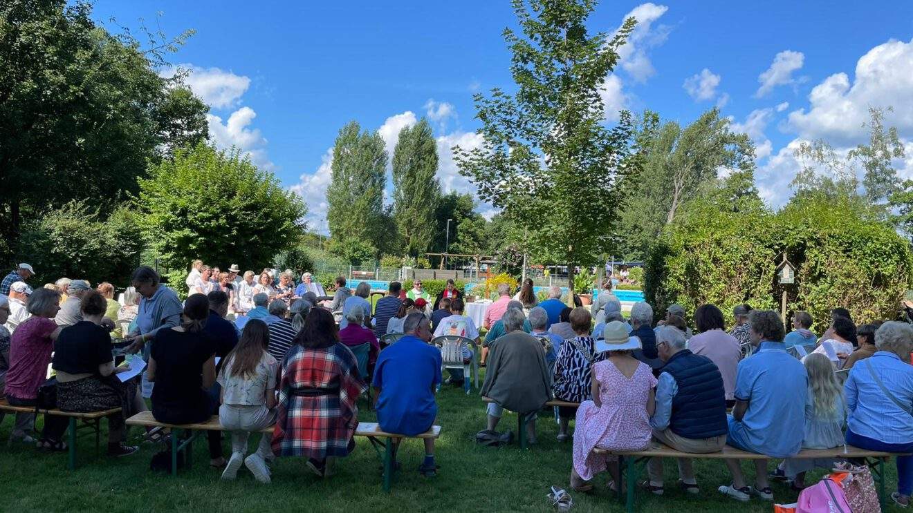 Schwimmbadgottesdienst - am Sonntag, den 14. Juli durften wir einen ganz besonderen Gottesdienst im Schwimmbad erleben